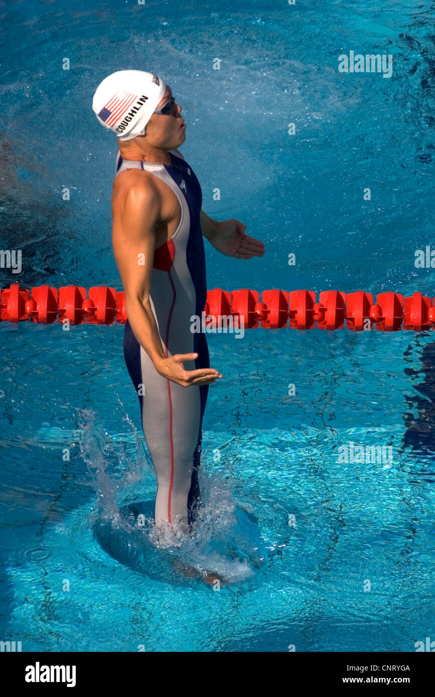 Natalie Coughlin (USA) entering the pool to start the women's 100m backstroke heats. 2004 Olympic Summer Games, Athens Stock Photo