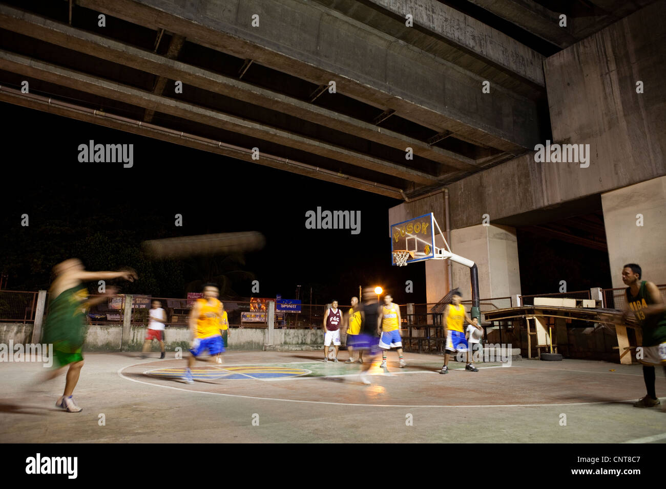 Filipino men playing basketball underneath Marcelo Fernan Bridge. Lapu-Lapu City, Metro Cebu, Mactan Island, Visayas Philippines Stock Photo