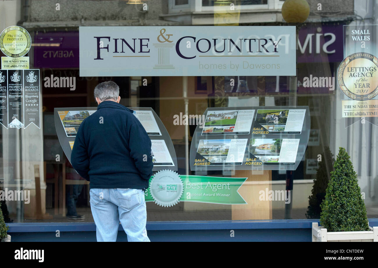 Fine and country estate agents hi-res stock photography and images - Alamy