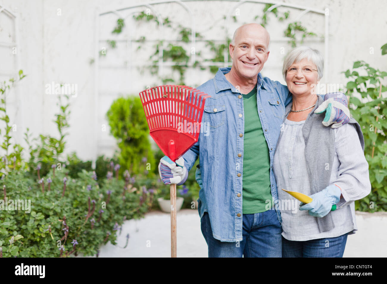 Older men gardening hi-res stock photography and images - Alamy
