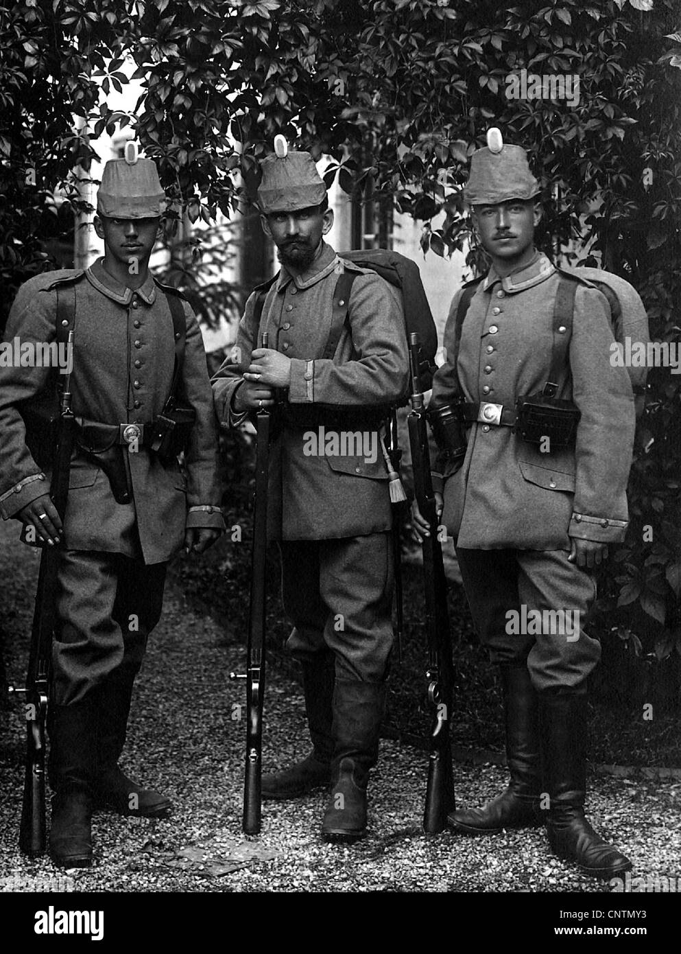 events, First World War/WWI, beginning, 1914, soldiers of the Bavarian Light Infantry Batallion No. 1, Freising, full length, group picture, military, uniform, uniforms, shako, rifle, boots, hat, cap, moustache, beard, 1910s, 10s, 20th century, historic, historical, Jaegerbataillon, Jagerbataillon, Jägerbataillon, people, Additional-Rights-Clearences-Not Available Stock Photo