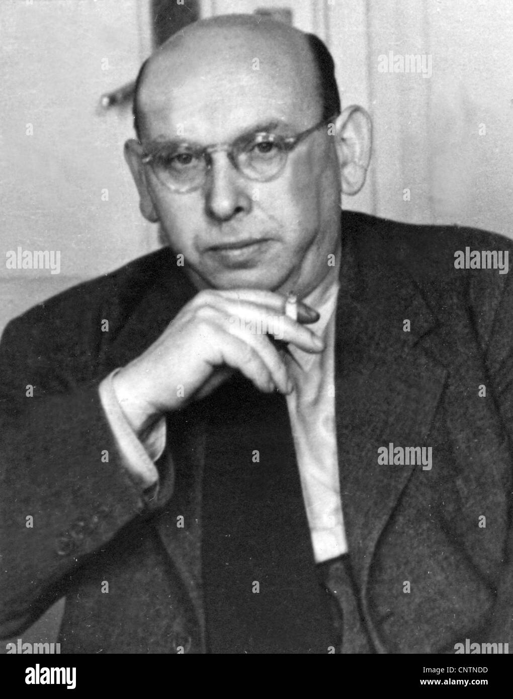 Eisler, Hanns, 6.7.1898 - 6.9.1962, Austrian composer, half length, with cigarette, Stock Photo