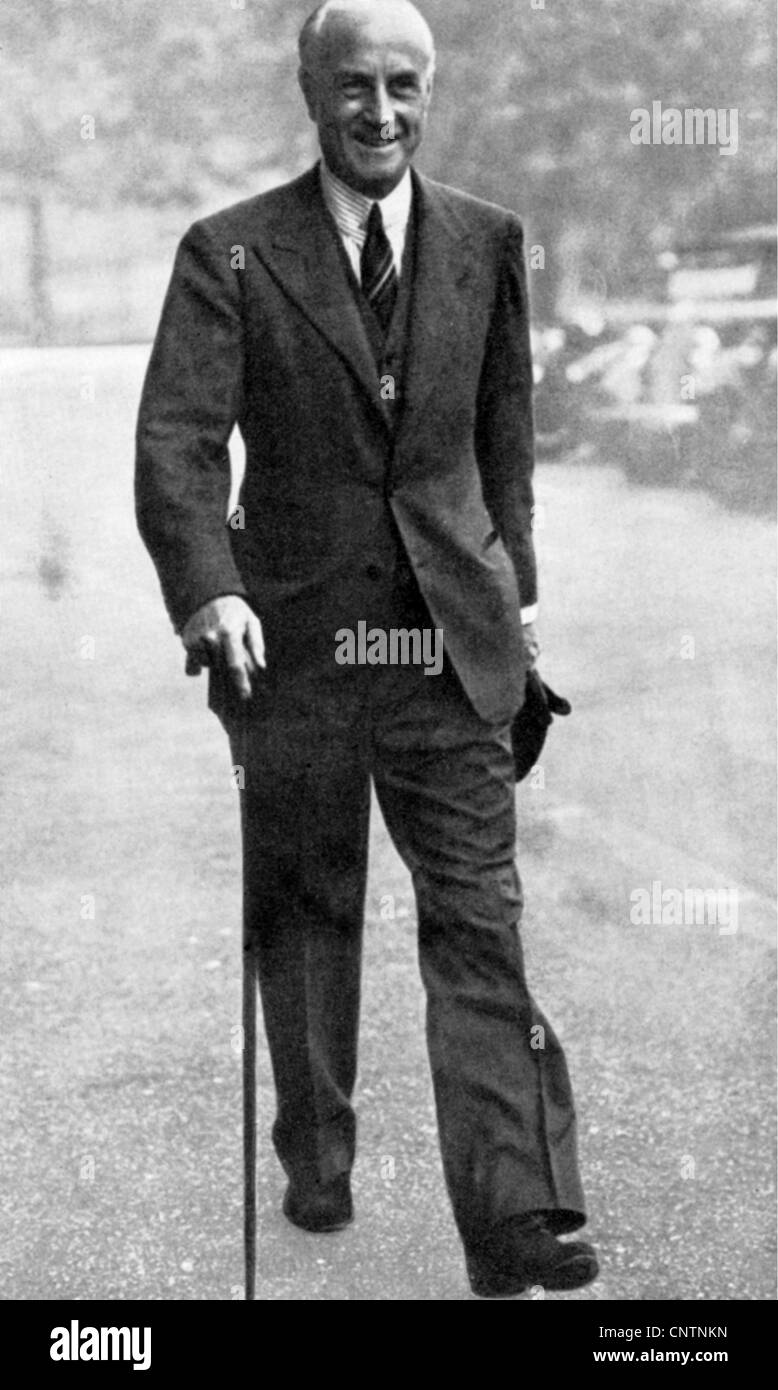 Hoare, Samuel, 1st Viscount Templewood, 24.2.1880 - 7.5.1959, British politician, full length, as Secretary of State for Foreign Affairs, 1935, Stock Photo