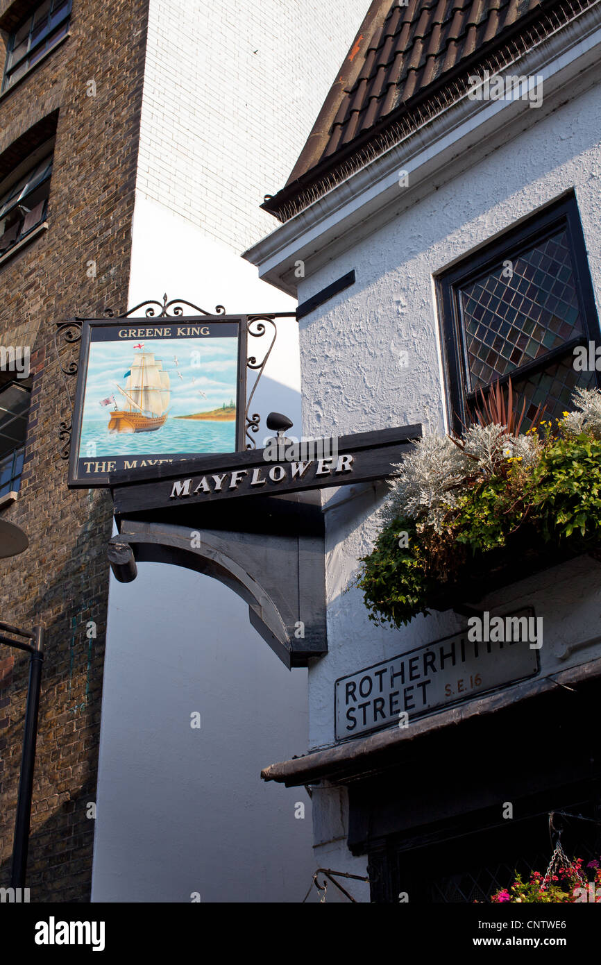 Mayflower public house, next to the Thames in Rotherhithe, where the Pilgrim Fathers set sail for the New World in 1620. Stock Photo