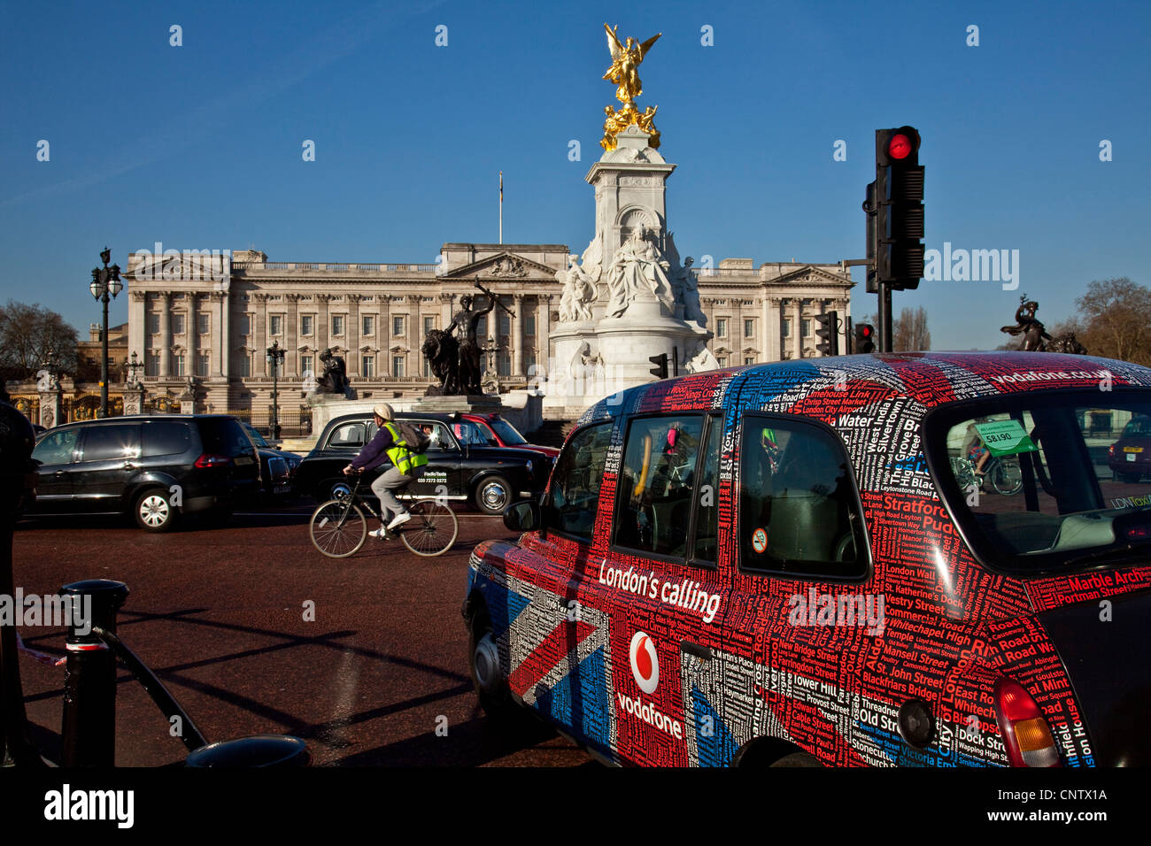 'Union Jack' taxi outside Buckingham Palace, London, England Stock Photo