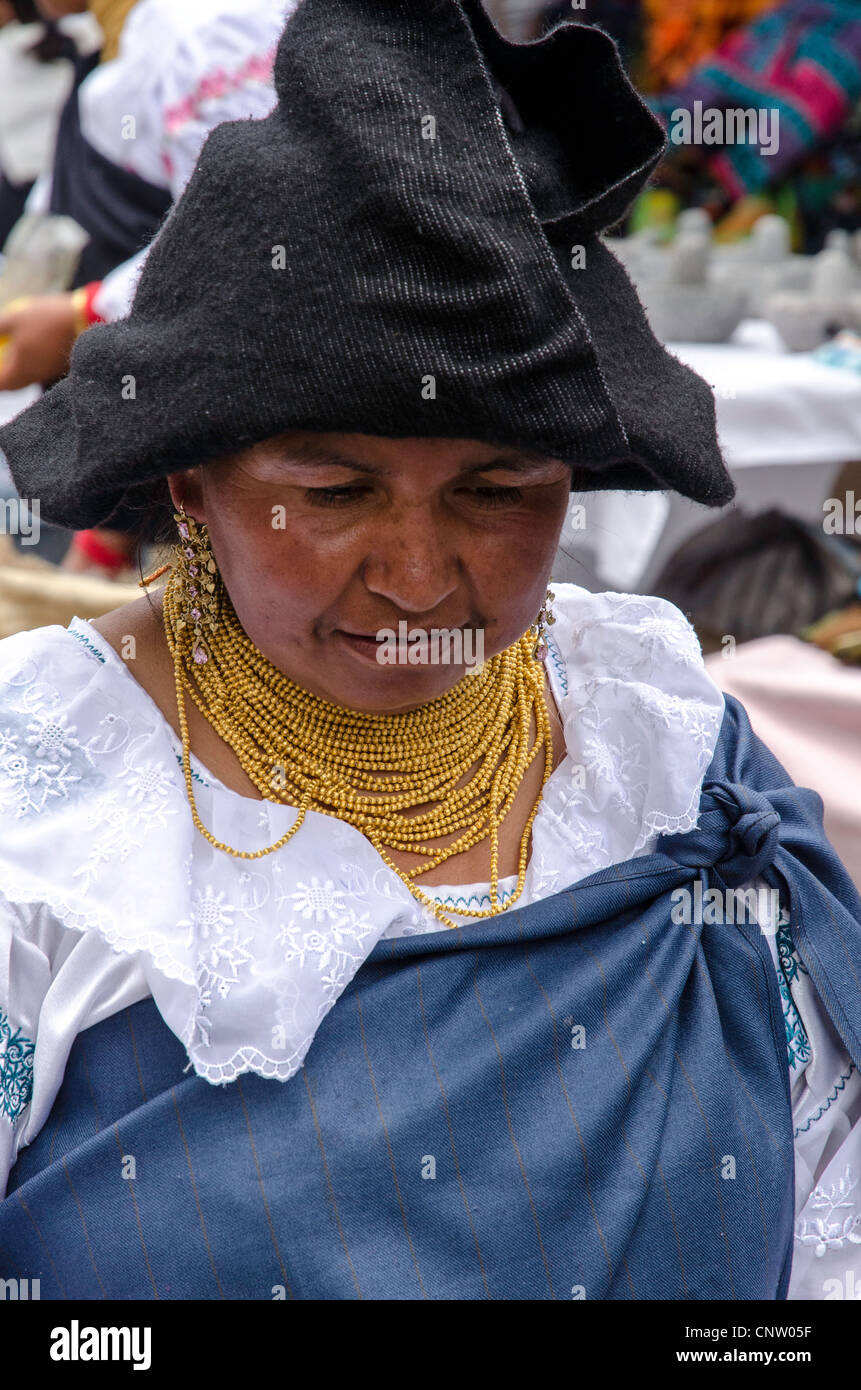 Uomo che cammina Mercato di Otavalo street. rosso Poncho e cappello.  Ecuador Sud America 71740 Ecuador Foto stock - Alamy