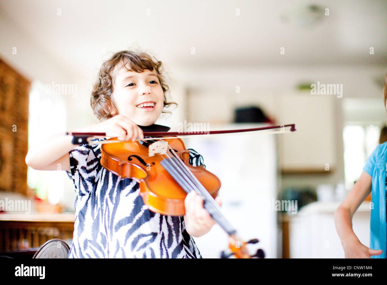 Girl playing the violin Stock Photo - Alamy
