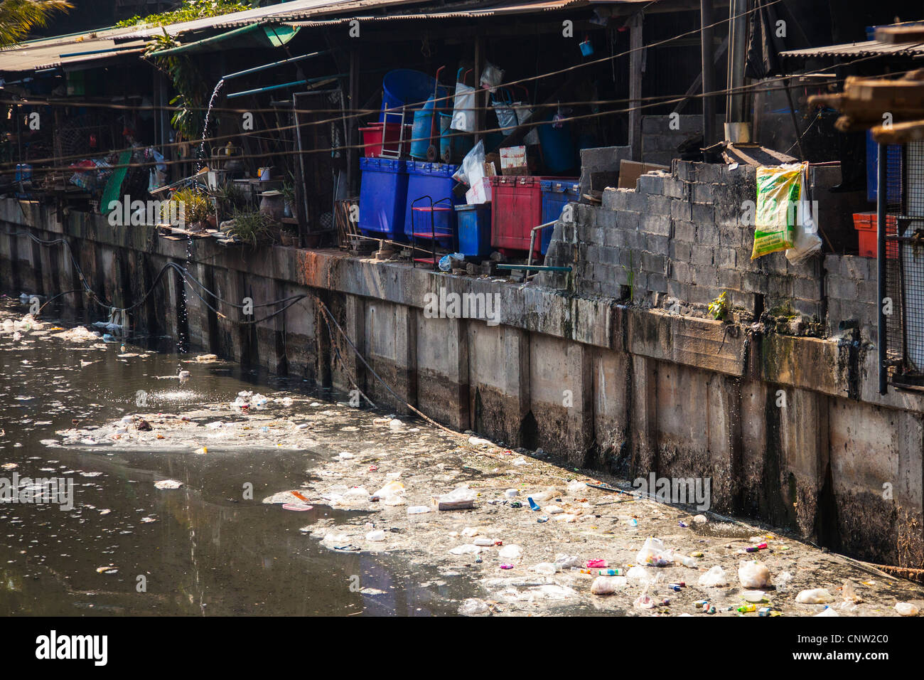 polluted-canal-in-bangkok-thailand-CNW2C