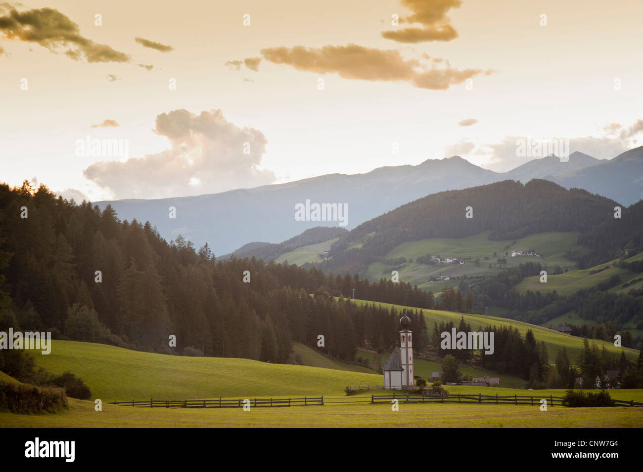 Farmhouse in rural landscape Stock Photo - Alamy