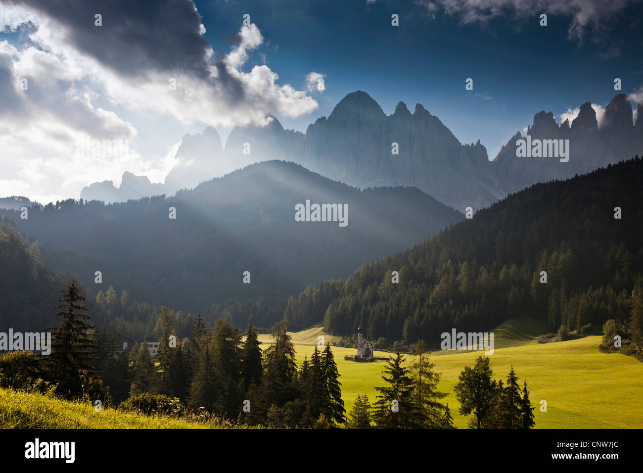 Farmhouse in rural landscape Stock Photo - Alamy