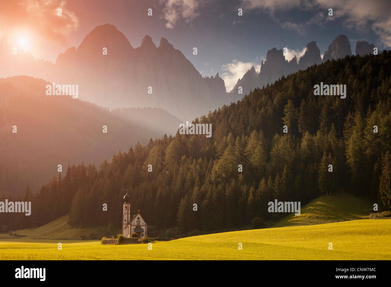 Farmhouse in rural landscape Stock Photo - Alamy