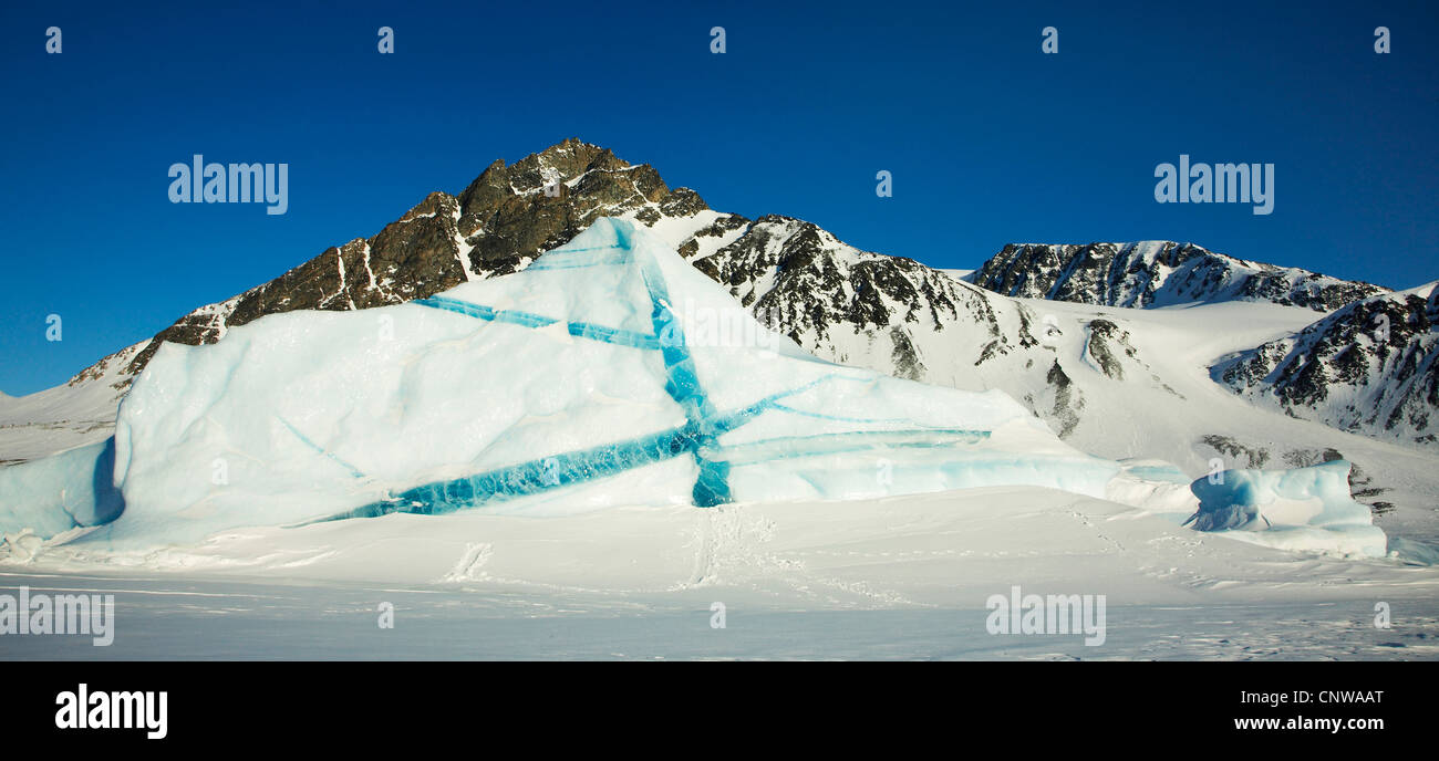 iceberg with blue veins in front of mountain range, Greenland, Ostgroenland, Tunu, Kalaallit Nunaat, Liverpool Land, Lillefjord Stock Photo