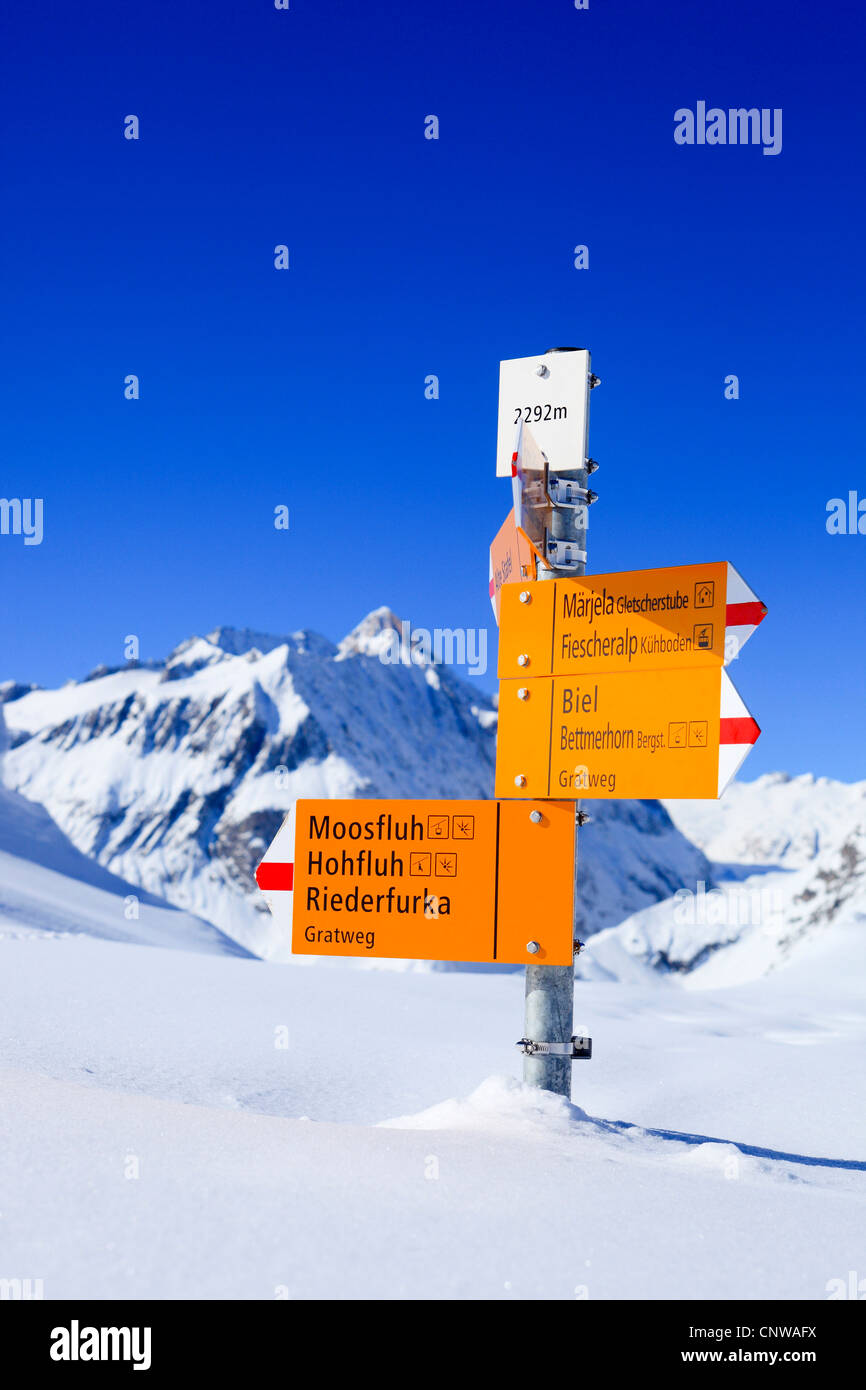guidepost at the Aletsch area with Nesthorn and Fusshorns (Grosses Fusshorn 3627 m) in the background, Switzerland, Schweizer Alpen Stock Photo