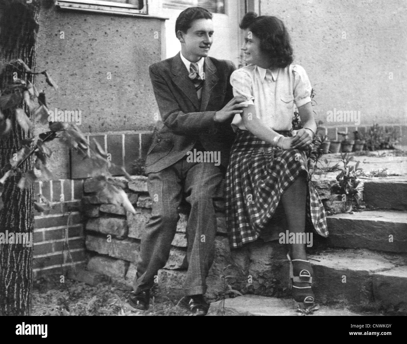 people, couple, young couple on steps, 1930s, Additional-Rights-Clearences-Not Available Stock Photo