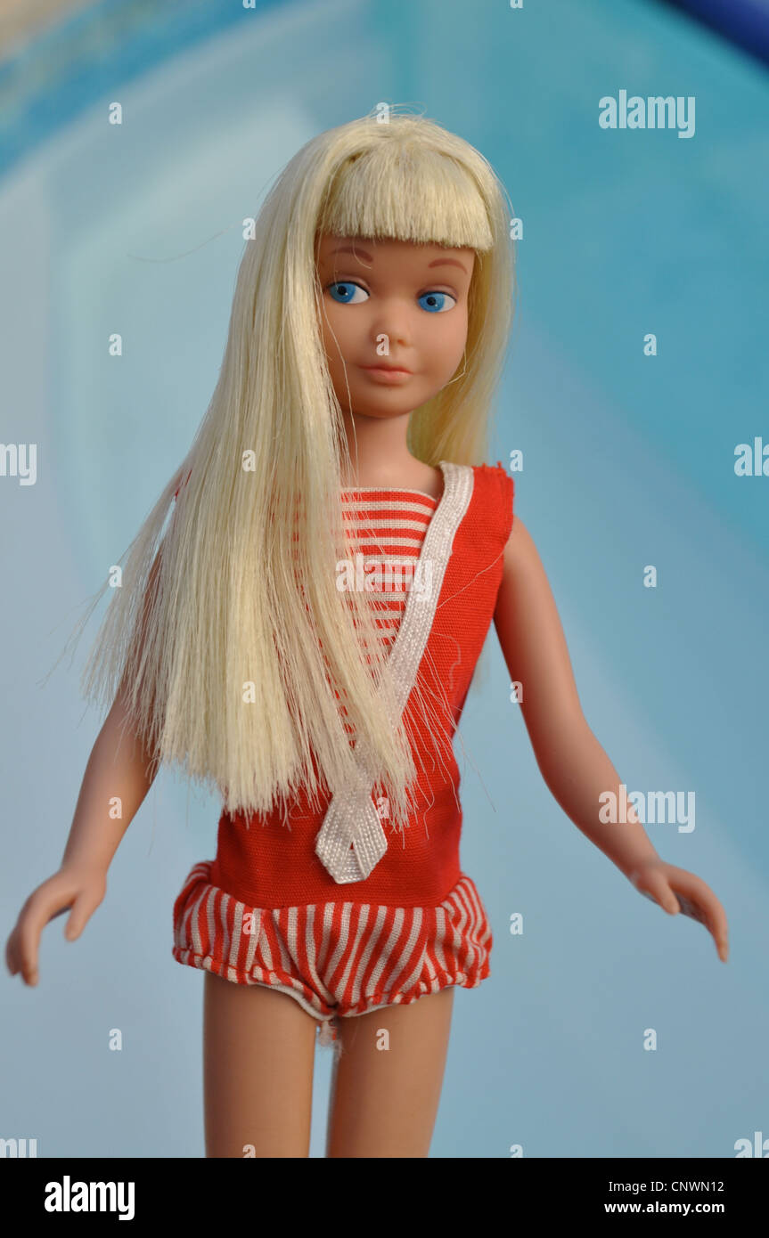 Credential Vie mærkelig Vintage 1963 straight leg, rare hair, Skipper doll by Mattel, Barbie's  little sister, made in Japan, in her original swimsuit Stock Photo - Alamy