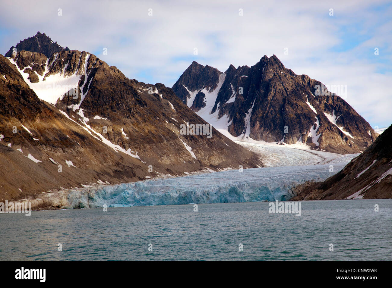 glacier at Magdalena Bay (Magdalenenfjorden) with the melting clear to see at the mountain slopes, Norway, Svalbard, Kongsfjorden Stock Photo