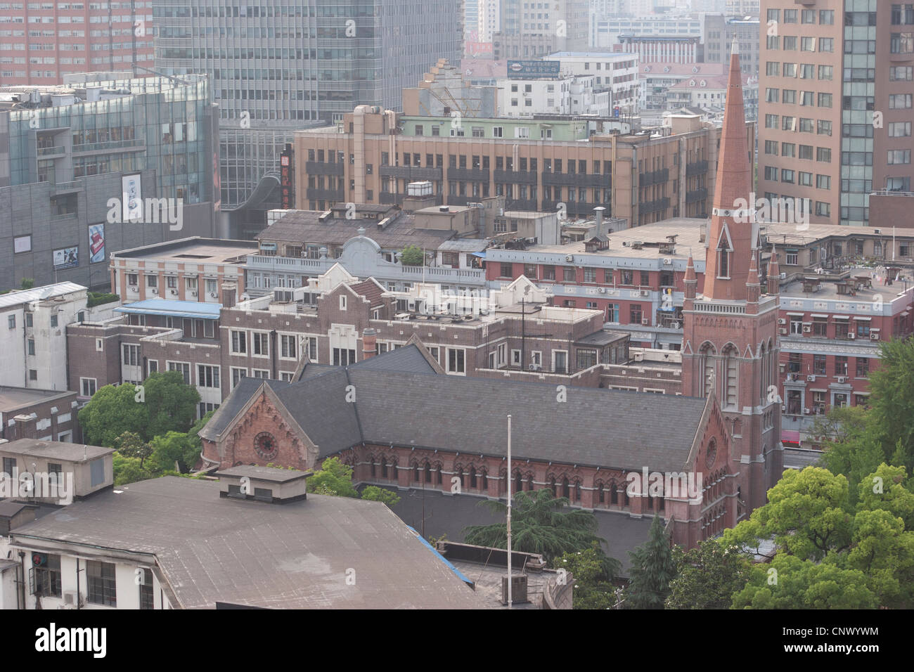 Holy Trinity Cathedral, Jiujiang Lu, Jiangxi Zhong Lu, Shanghai, China, surrounded by nearby offices. Stock Photo