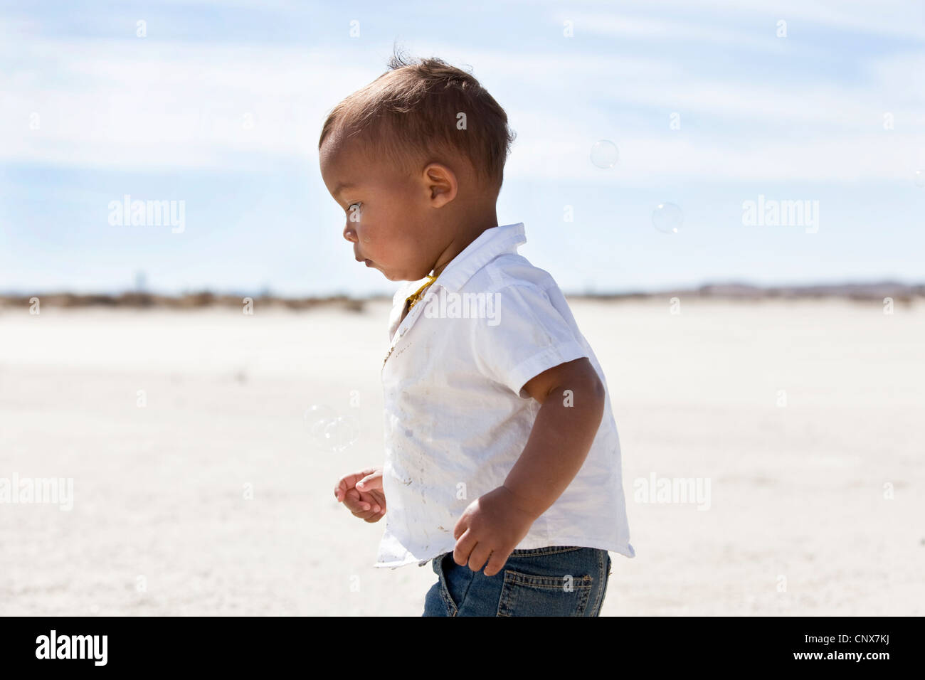 Child in desert hi-res stock photography and images - Alamy