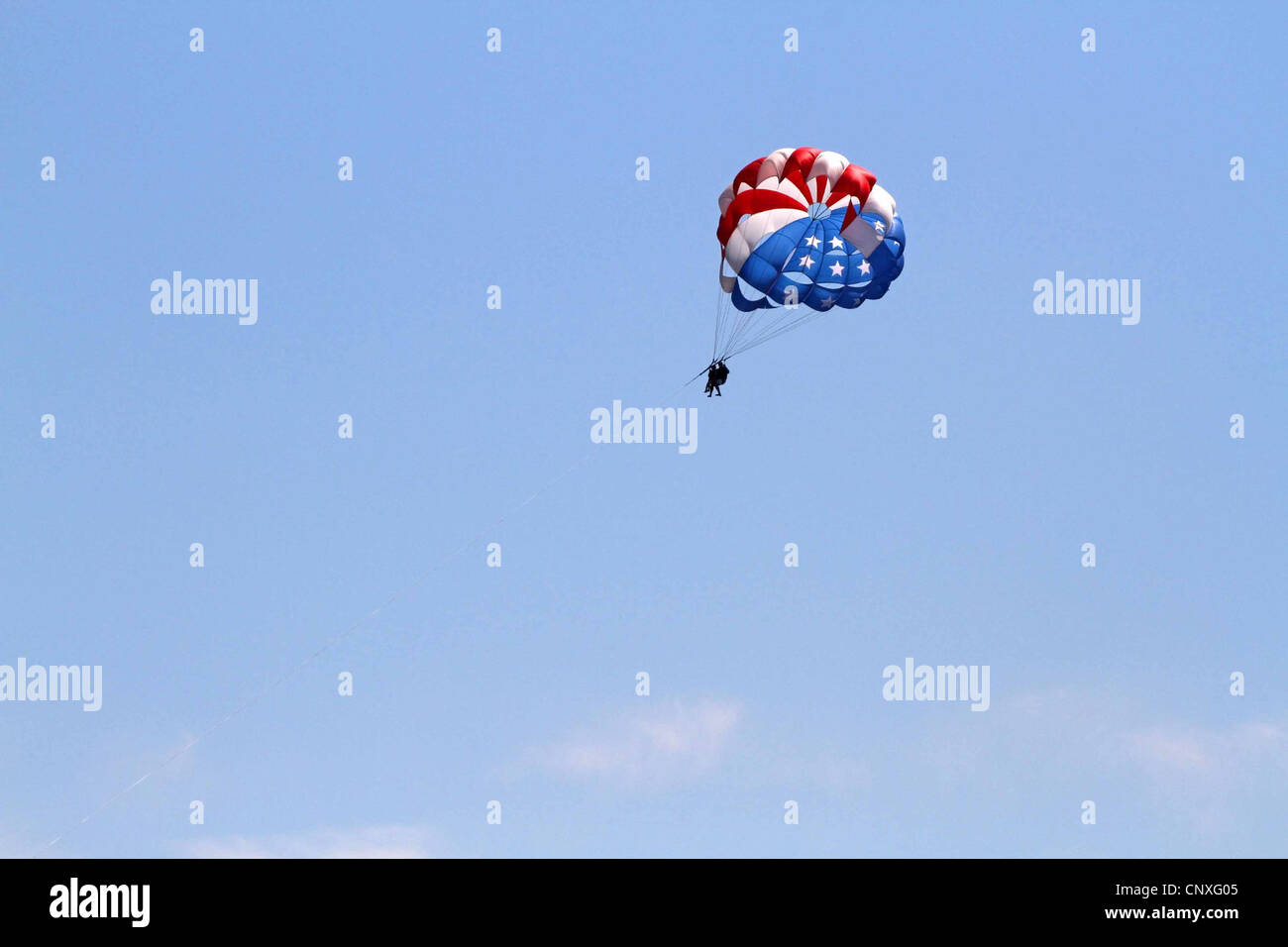Parasailing in Seattle,  USA, with a view of the Rocky Mountains in the distance Stock Photo