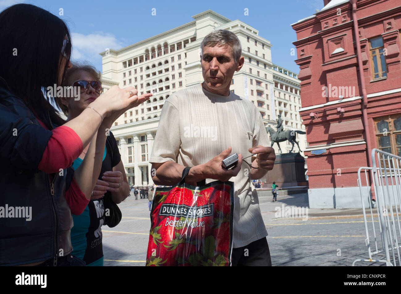 Man try to explain hi-res stock photography and images - Alamy
