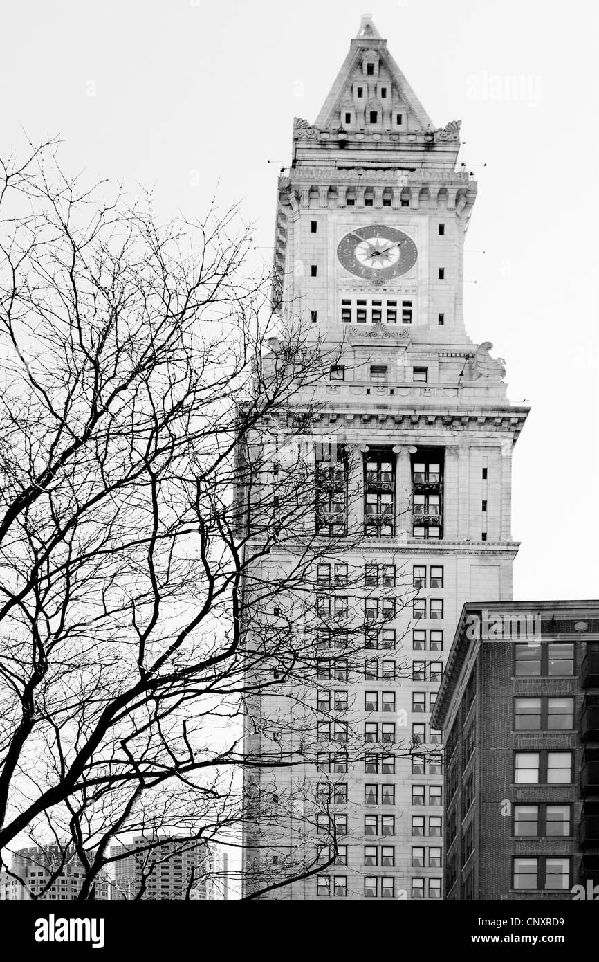 BOSTON MASSACHUSETTS STREET MA CITY URBAN SCENE CITYSCAPES NEW ENGLAND STREET CITYSCAPE SKYLINE ARCHITECTURE BOSTON BOSTONIAN MA Stock Photo