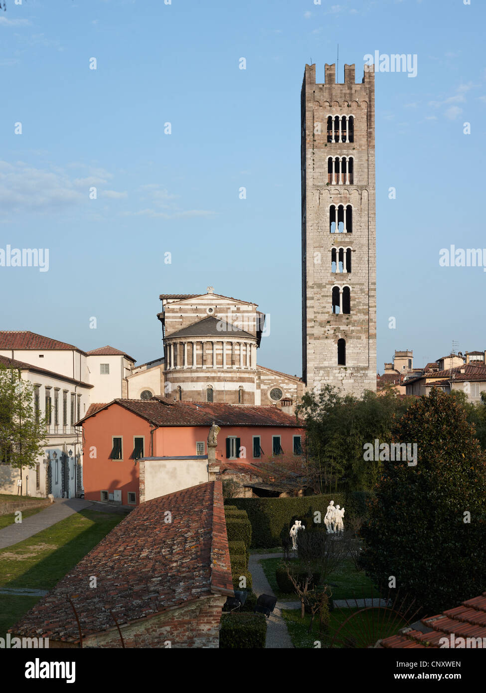 Church of San Frediano, Lucca, Italy. Campanile and apse with 12 columns, facing north west. 12th - 13th century. Stock Photo
