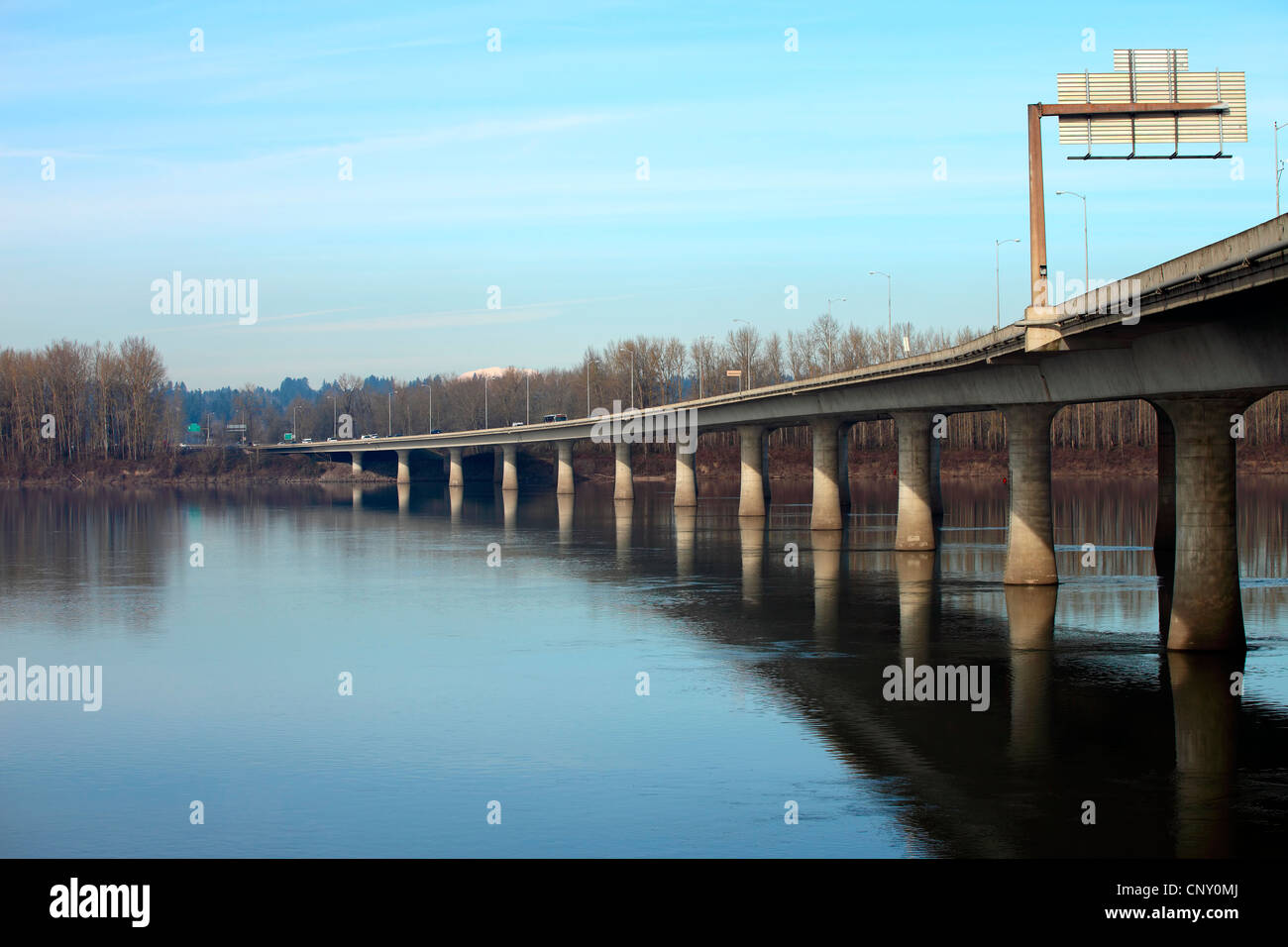 The I-205 bridge connecting Oregon and Washington states and the Columbia river Stock Photo - Alamy