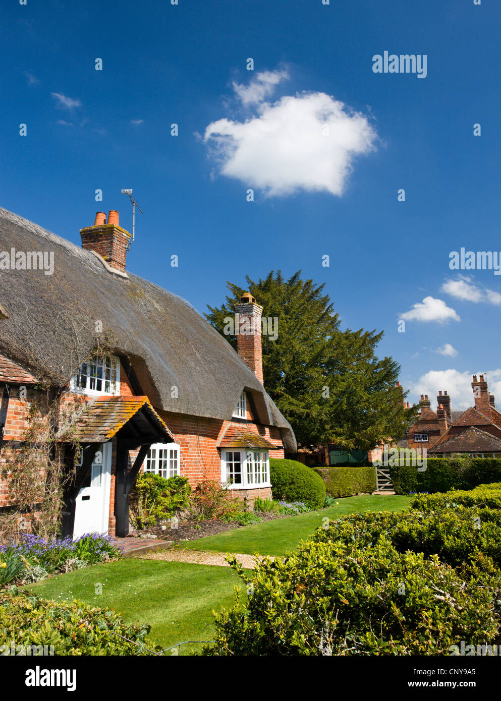 Pretty thatched cottage in the Hampshire village of Longparish, Hampshire, England. Spring (April) 2009 Stock Photo