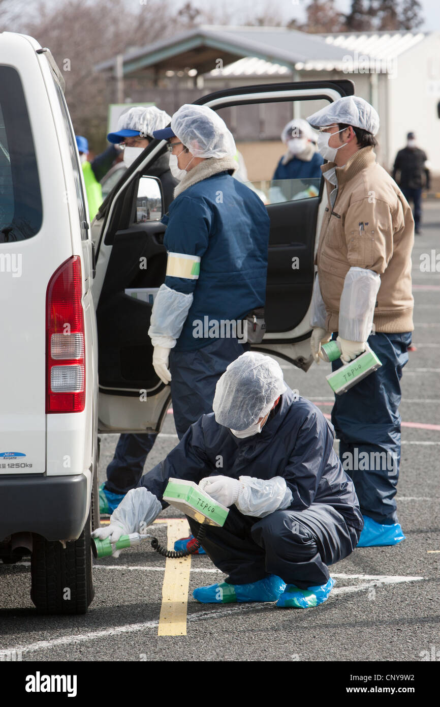 Residents from within the 20km Fukushima exclsuion zone have their cars checked for radioactive contamination, Minami-Soma Japan Stock Photo