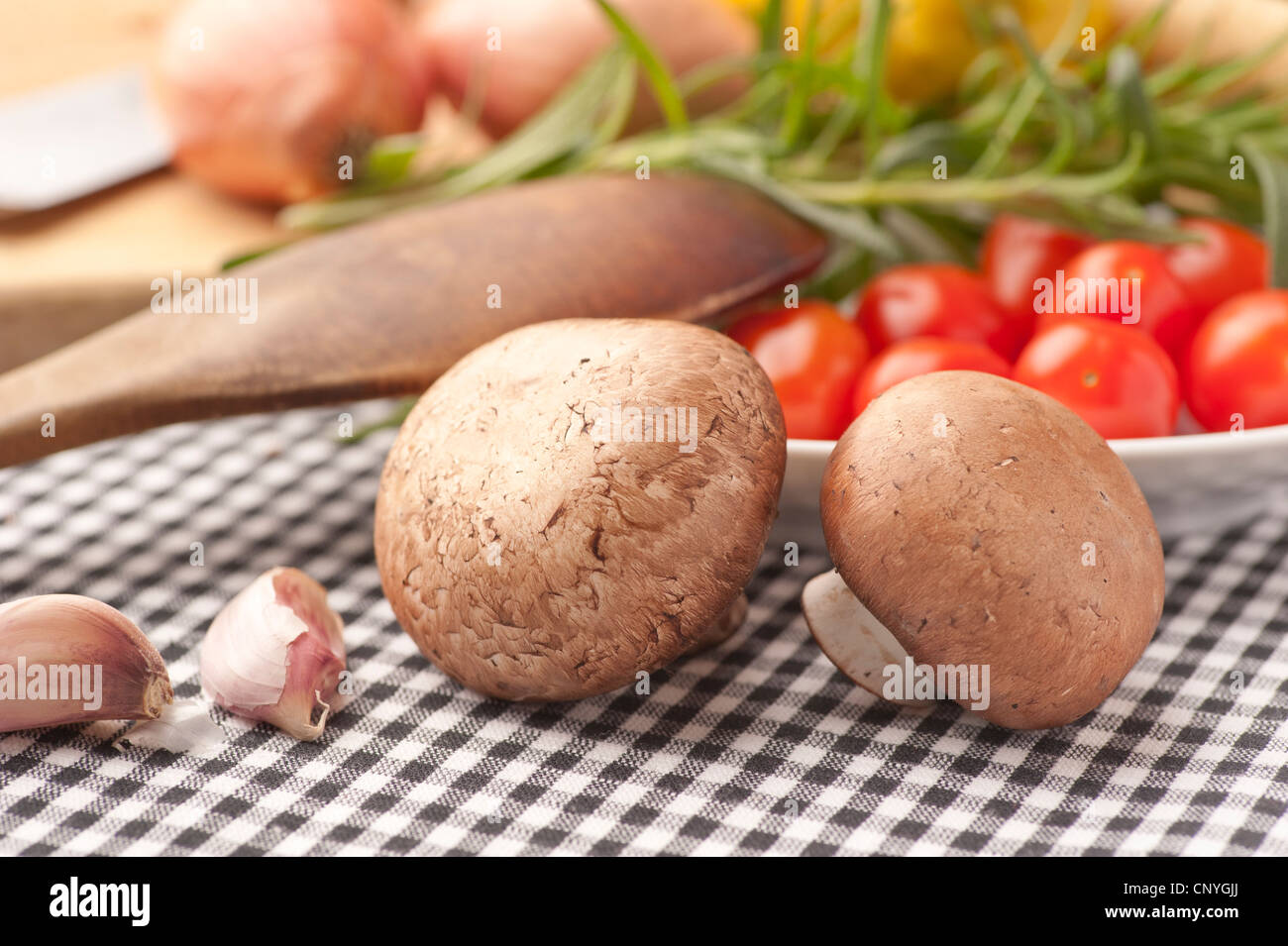 Chestnut mushroom, Plum tomatoes and Garlic Stock Photo
