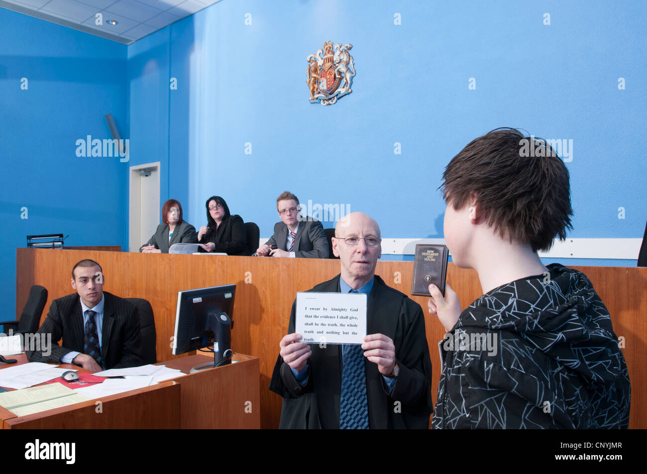 A witness swearing the oath in a magistrates' court Stock Photo