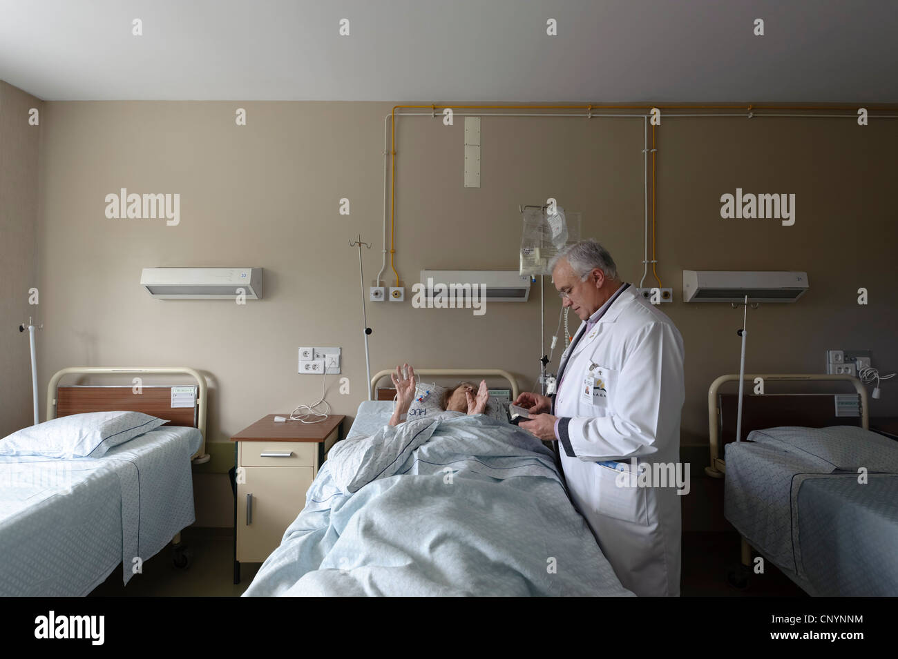 Doctor Patient Bed Consultation Two High Resolution Stock Photography and Images Alamy