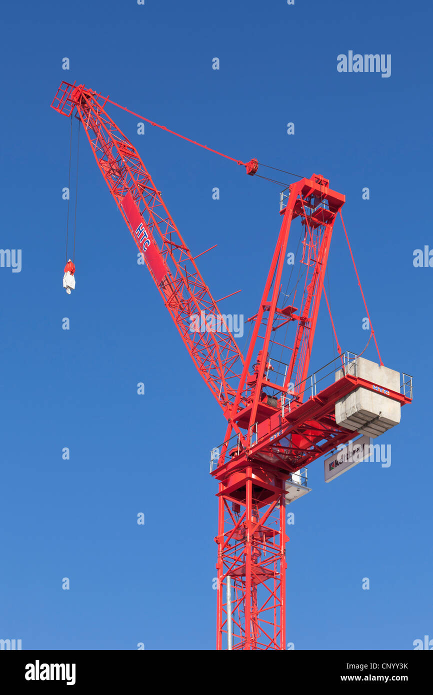 Red tower crane against blue hi-res stock photography and Red tower crane against blue hi-res stock photography and