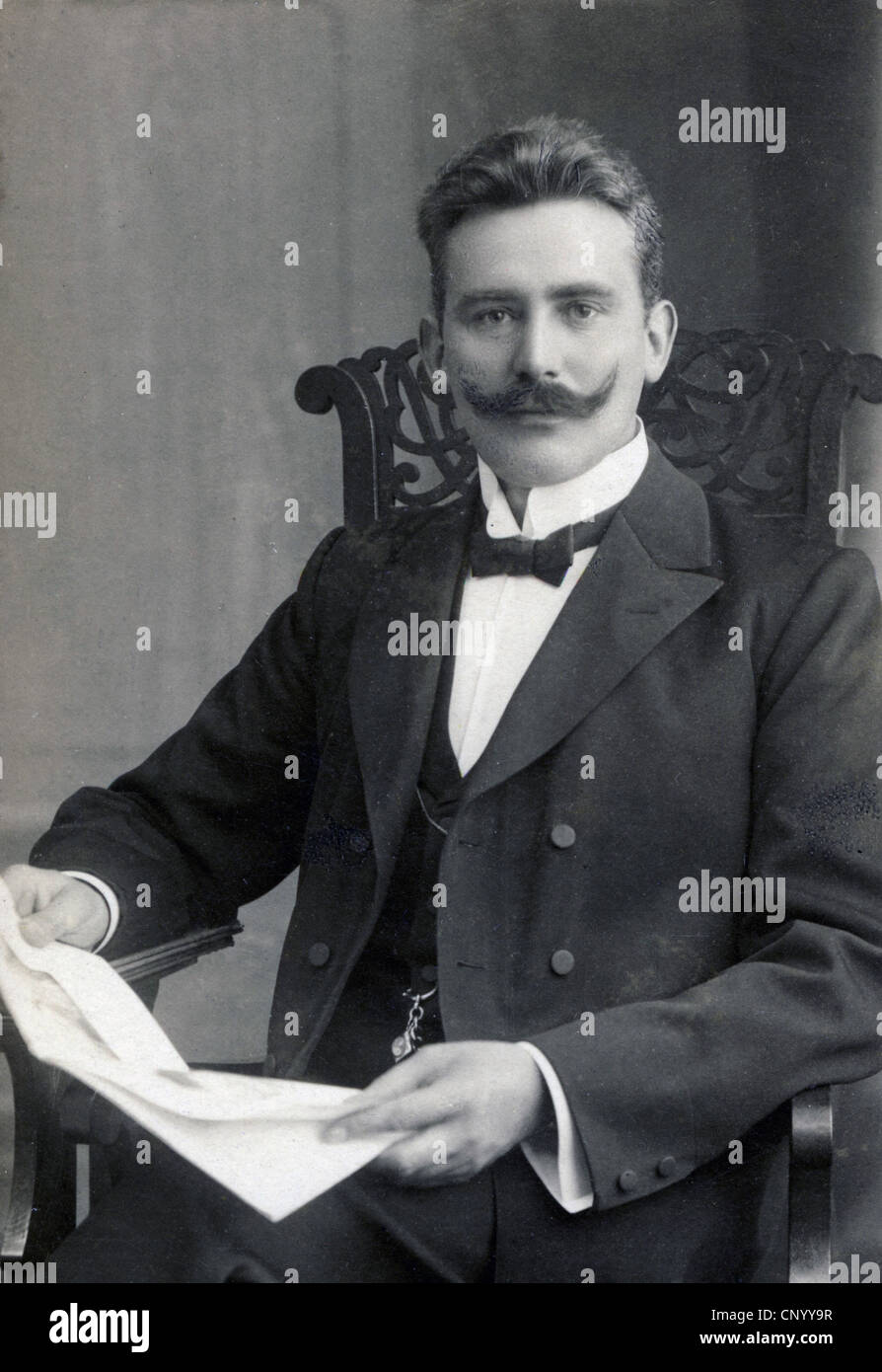 people, men, man with newspaper (Emil Loose, aged 37 years), half length, photograph by Matthias Kruse, Altona, 1907, Additional-Rights-Clearences-Not Available Stock Photo