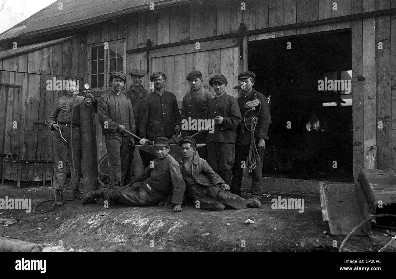 craft / handcraft, smith, apprentice / trainee, outside of the workshop, picture postcard, circa 1910 by Hans Eisele, Gerstenhofen, historic, historical, 1910s, 10s, 20th century, craftsperson, craftspersons, craftspeople, craftsman, craftsmen, anvil, anvils, hammer, welding set, compressed air cylinder, compressed air cylinders, group picture, blacksmith, people, Additional-Rights-Clearences-Not Available Stock Photo