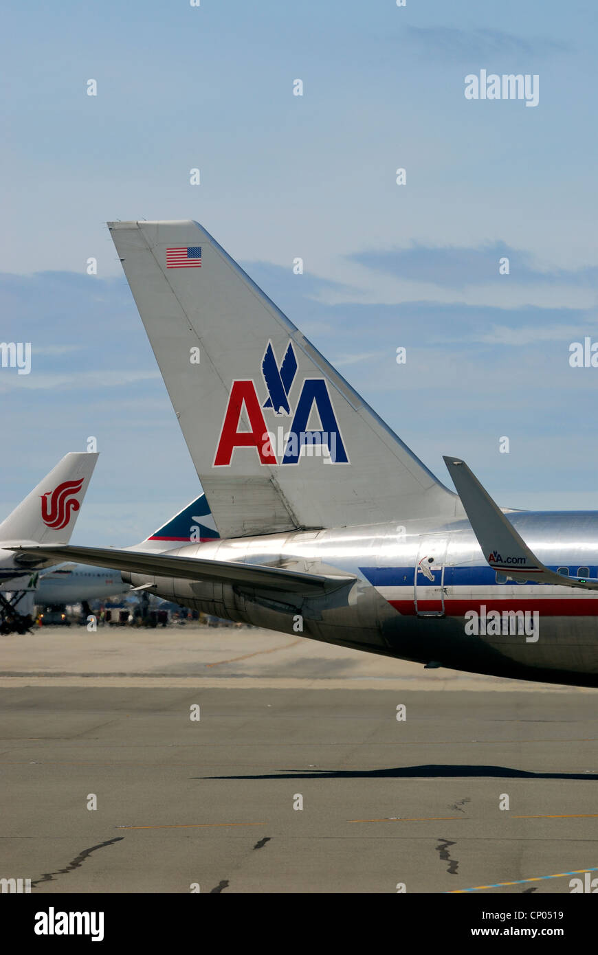 American Airlines logo on the tail of a Boeing 757 Stock Photo