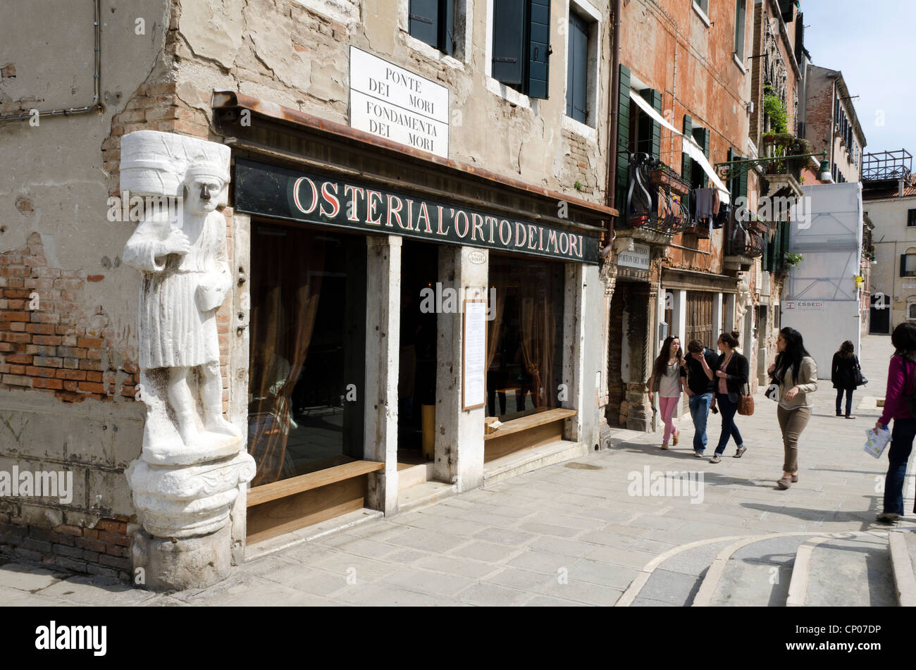 Statue of Sior Antonio Rioba a moorish merchant in the corner of 'Osteria l'orto dei Mori' restaurant in Campo dei Mori - sestiere Cannareggio, Venice - Italy Stock Photo