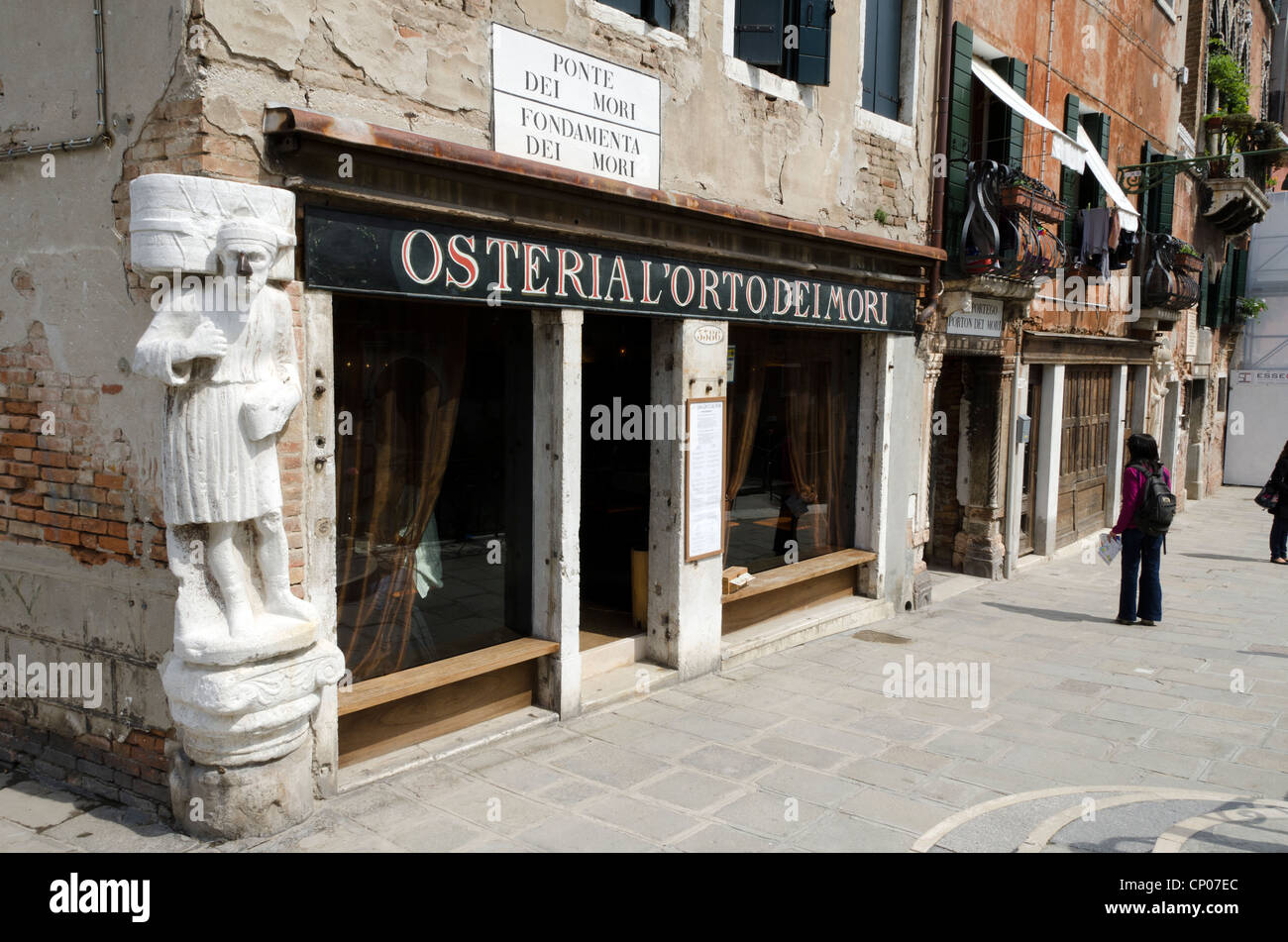 Statue of Sior Antonio Rioba a moorish merchant in the corner of 'Osteria l'orto dei Mori' restaurant in Campo dei Mori - sestiere Cannareggio, Venice - Italy Stock Photo