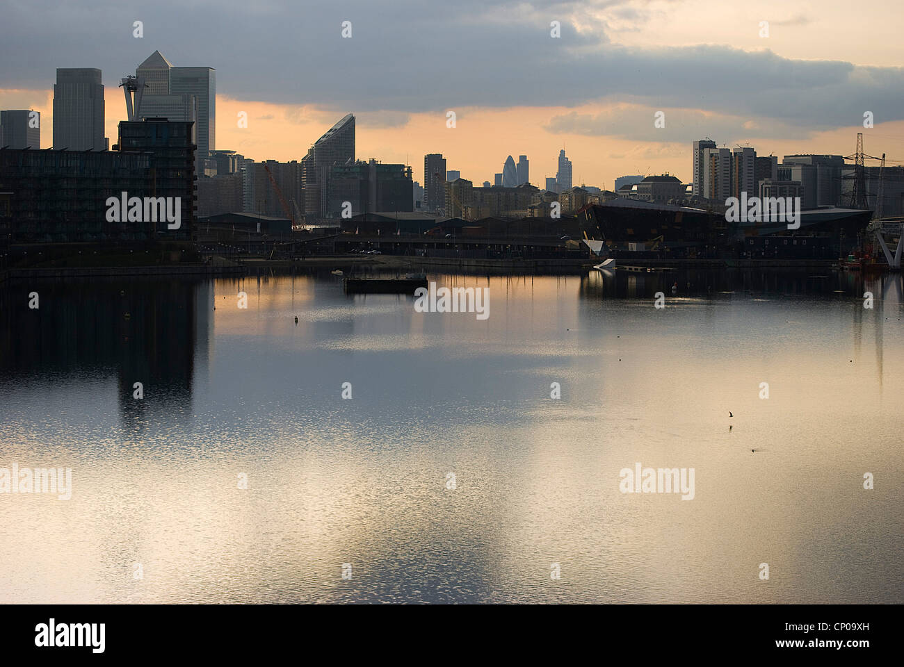 Canary wharf silhouette hi-res stock photography and images - Alamy