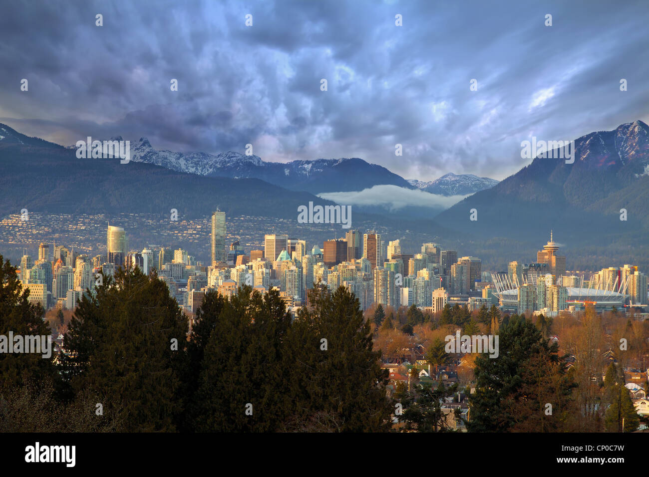 Vancouver skyline mountain hi-res stock photography and images - Alamy