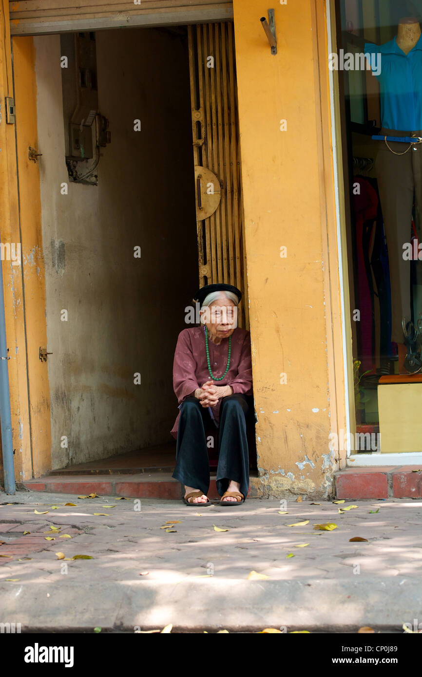 An old lady sat on the street, Hanoi, Vietnam Stock Photo - Alamy
