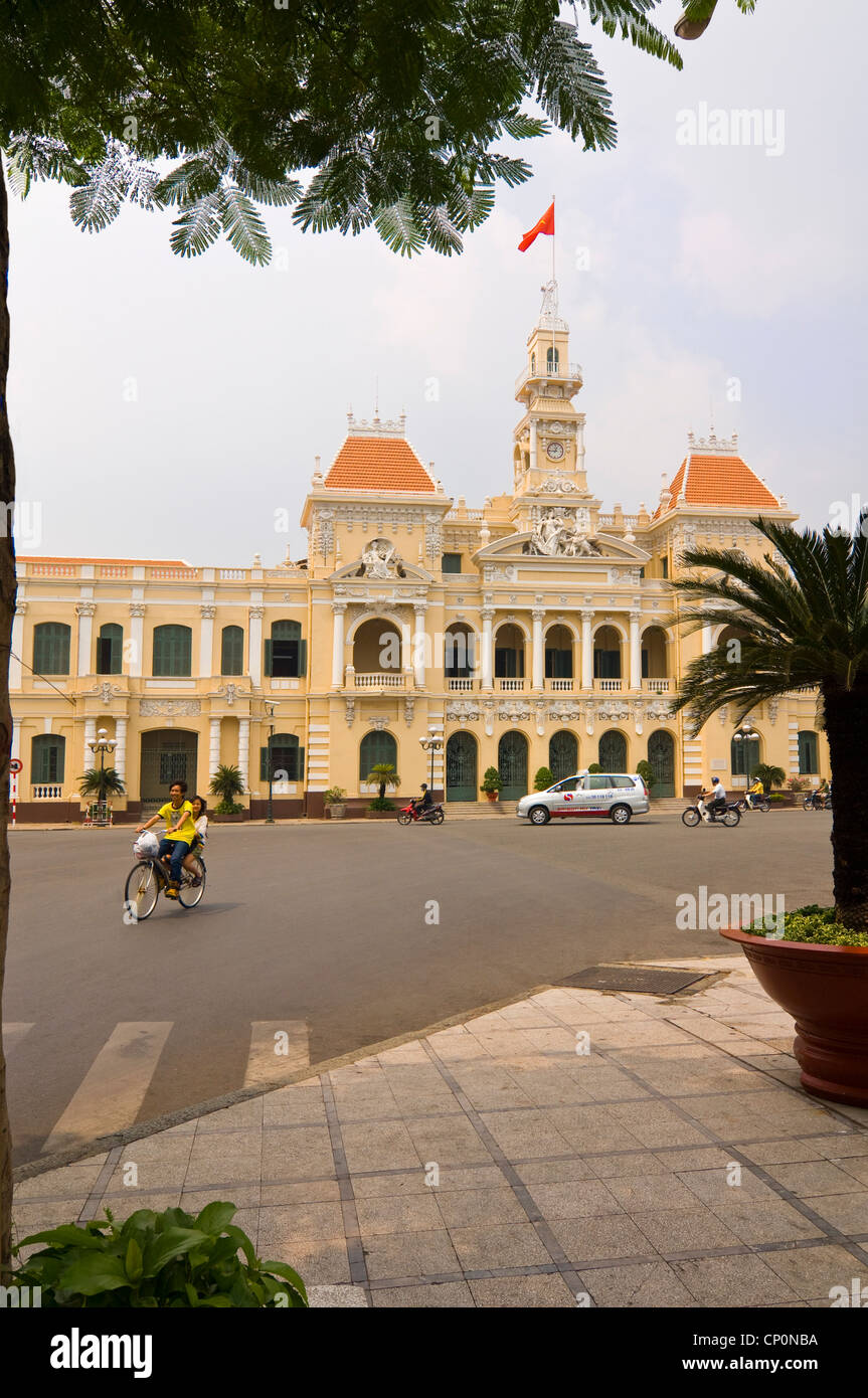 Vertical view of the City Hall or Hôtel de Ville de Saigon, Trụ sở Ủy ban Nhân dân Thành phố Hồ Chí Minh, in Ho Chi Minh City Stock Photo
