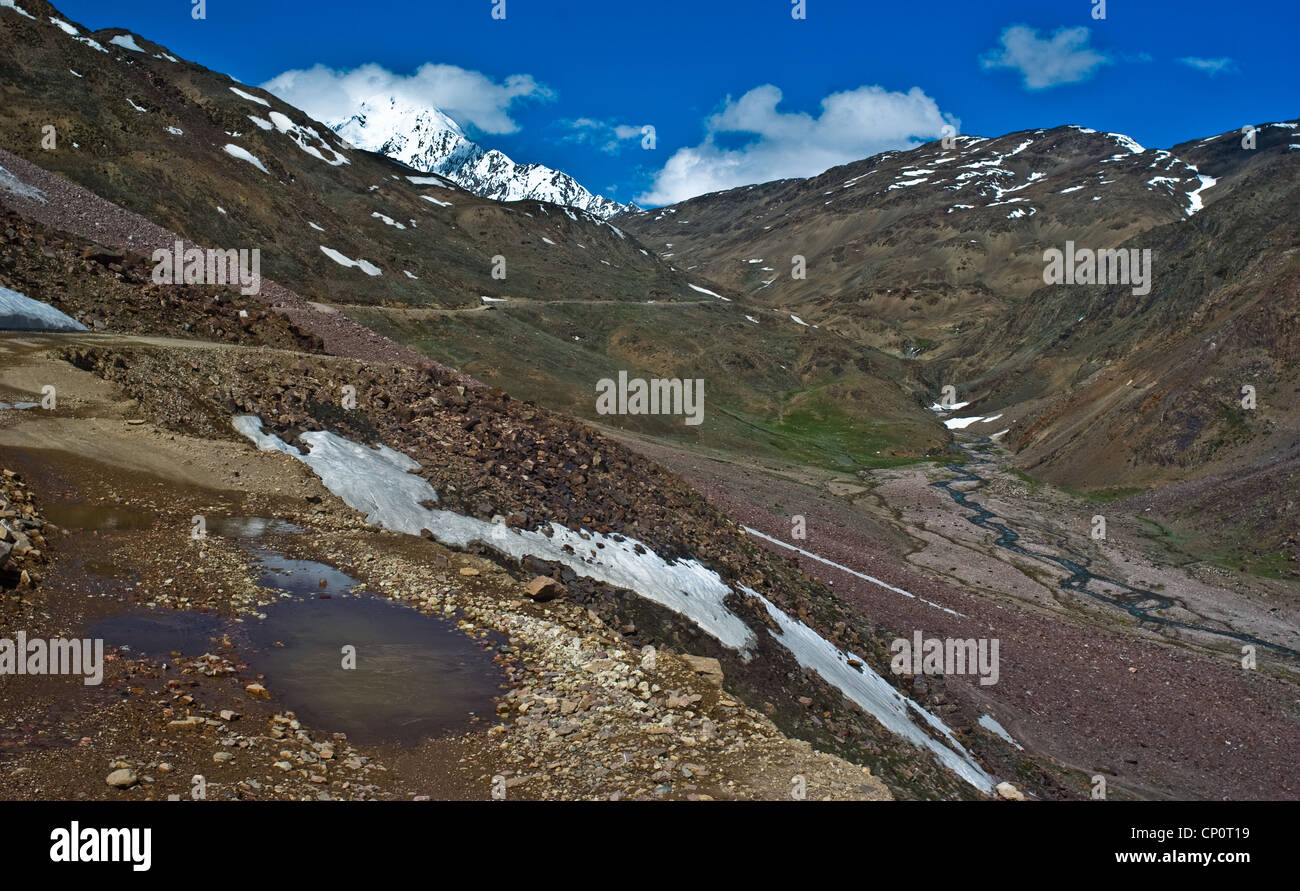 Gravel road to Chandra Taal lake (Moon lake) in early summer, still officially closed Stock Photo