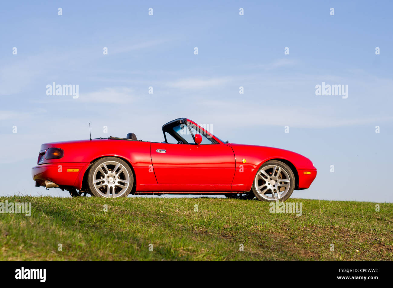 Die Kohlefaser-Abdeckung auf einem modifizierten Mazda MX-5 Auto DOHC  16-Ventil-Motor Stockfotografie - Alamy