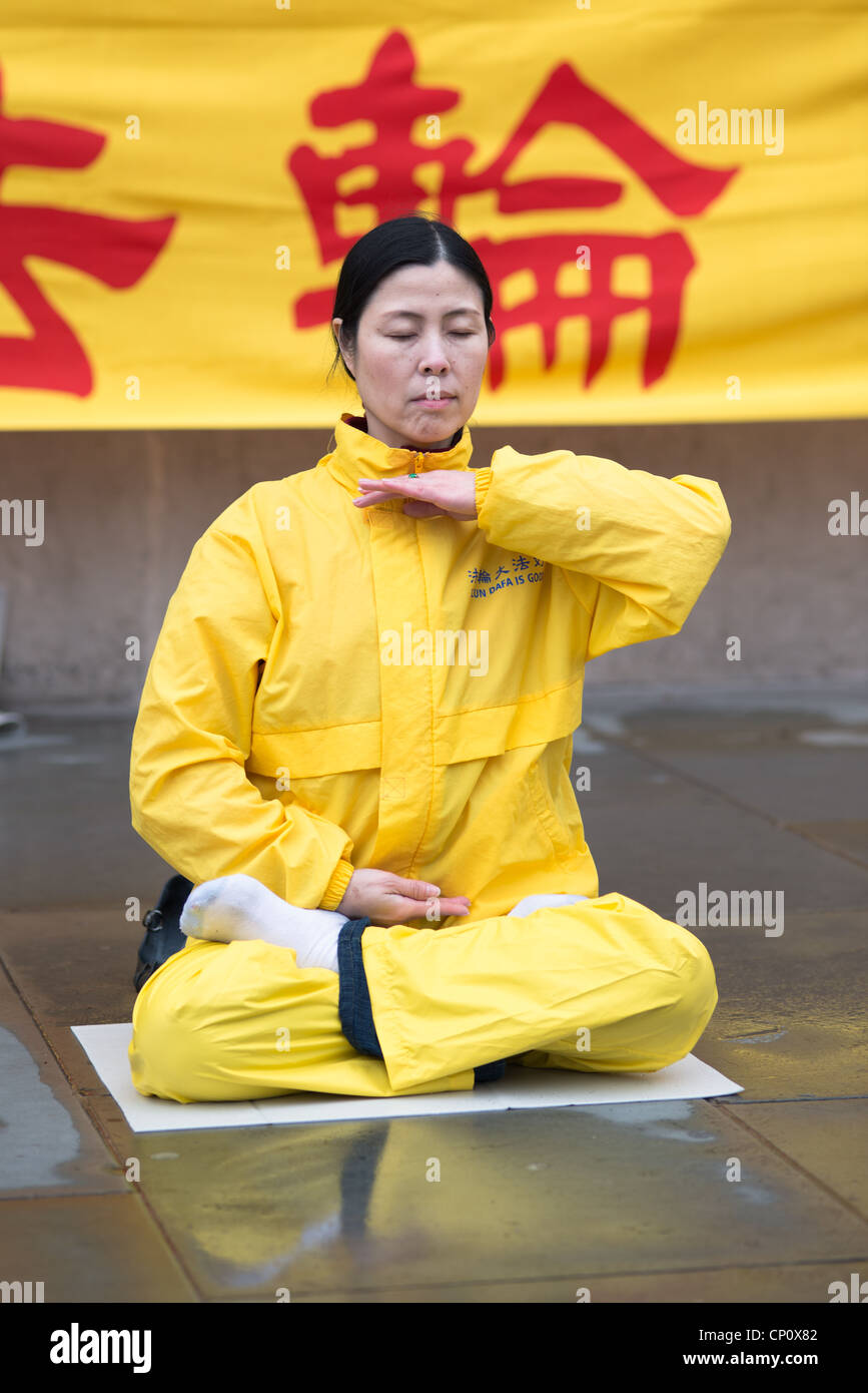 Chinese Falun Dafa (Falun Gong) devotee at Trafalgar Square. London. UK.  -----HIGH RESOLUTION IMAGE TAKEN WITH CARL ZEISS LENS Stock Photo - Alamy