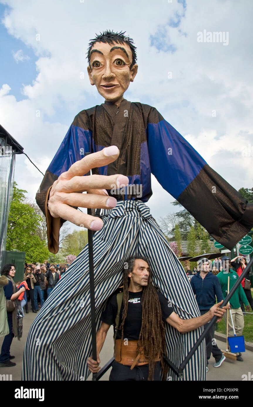 Giant japanese puppet during 'Le jardin japonais' (the japanese garden), an event at the Jardin d'acclimatation - Paris Stock Photo