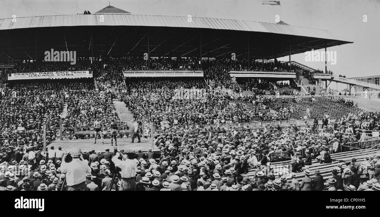 Jess Willard vs Jack Johnson boxing match in Havana, Cuba, April 5 1915 Stock Photo