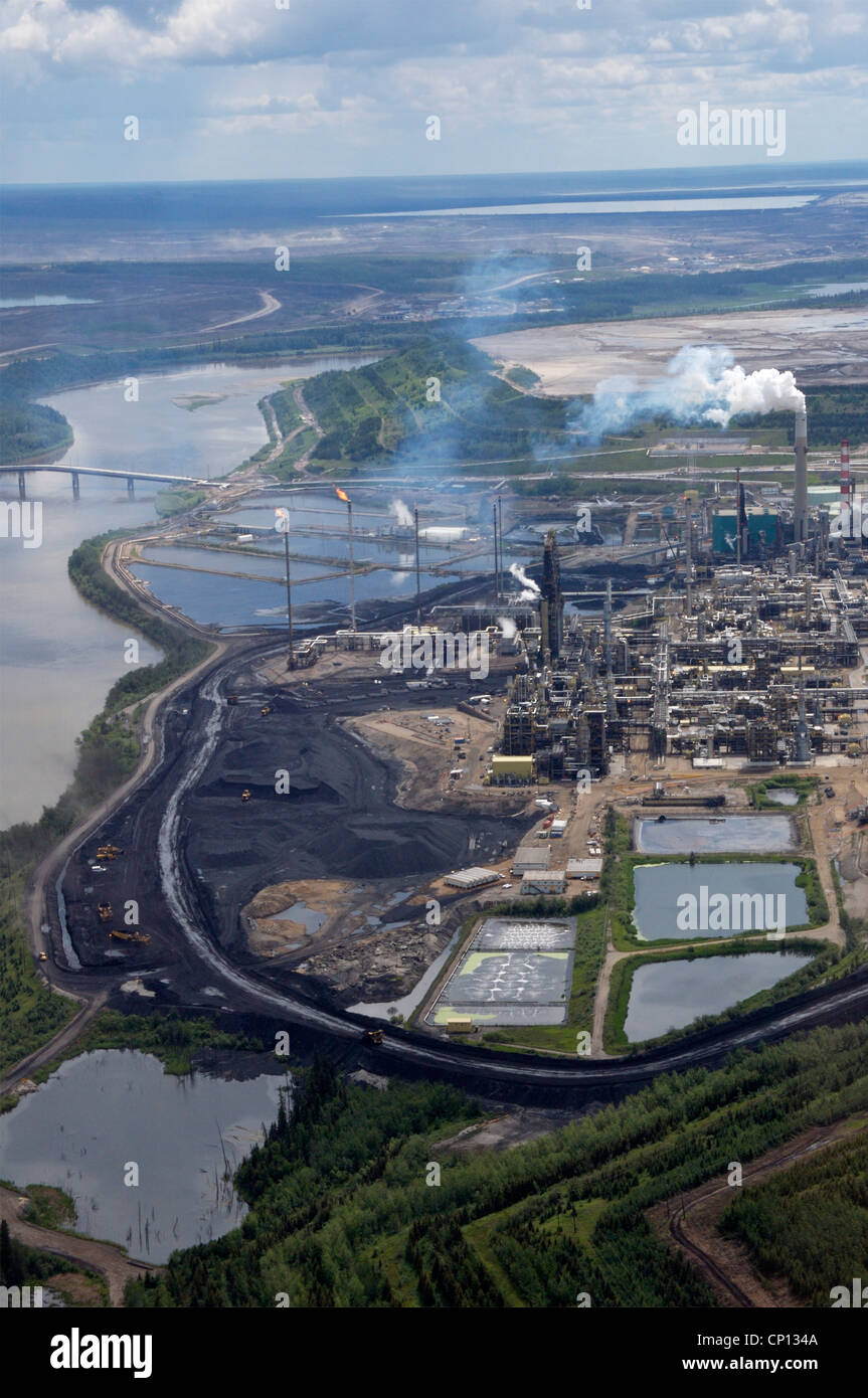 Tar sands refinery, tailing ponds and Athabasca River, Fort McMurray