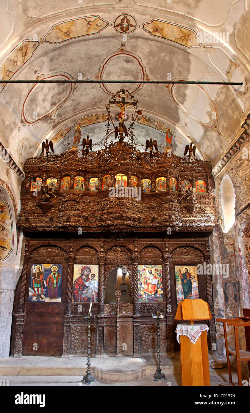 The impressive wood carved iconostasis of Palaios ("Old") Taxiarchis