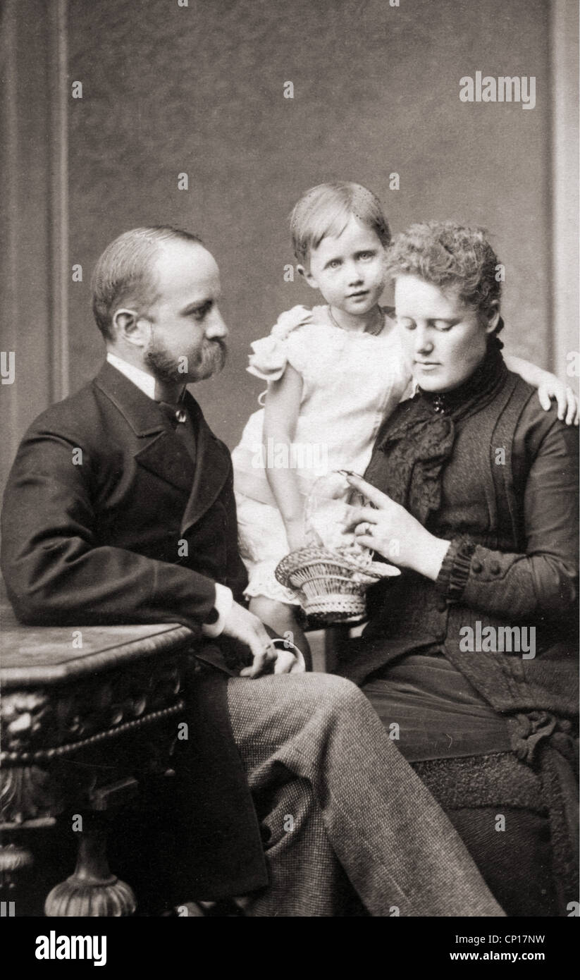 people, family, parents with child, photograph by P. Schiffer, Crefeld, carte-de-visite, Germany, at the turn of the 19th / 20th century, Additional-Rights-Clearences-Not Available Stock Photo